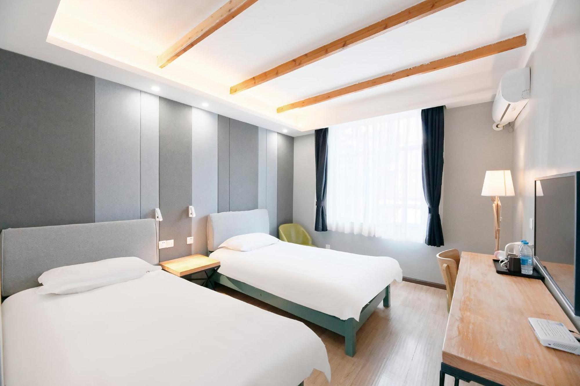 The Cloudland International Youth Hostel, Close To The Center,10 Min Walks To The Subway, Close To The Night Market, Old Street, Lake, English-speaking Service, Free Activity Convenient Payment And Visa Cards Are Accepted Hostel Kunming